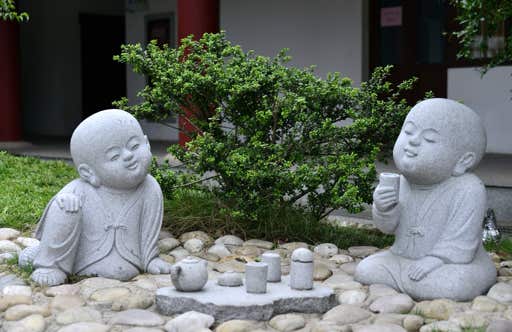 zwei Buddhas im Garten