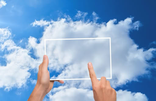 Tablet vor Wolken
